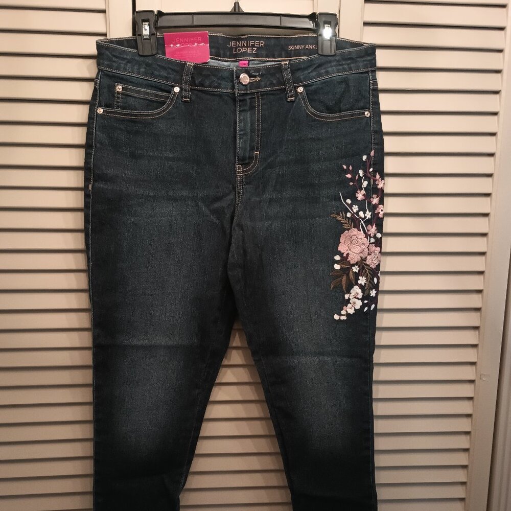 Jennifer Lopez Skinny Ankle Embroidered Jeans. Size 10.